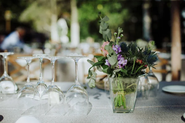 Bruiloft Tafel Gedekt Met Bloemen Glazen — Stockfoto