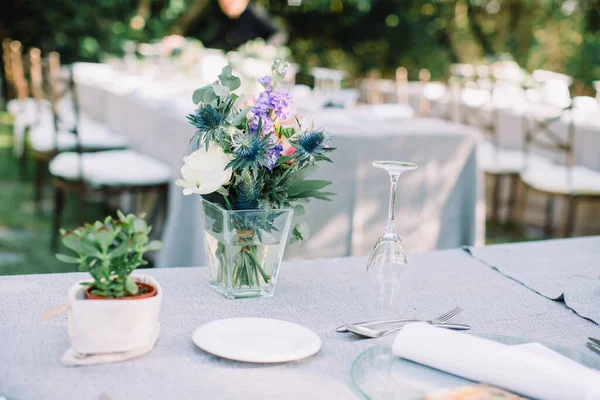 Mooie Bruiloft Tafel Zetting Met Bloemen — Stockfoto