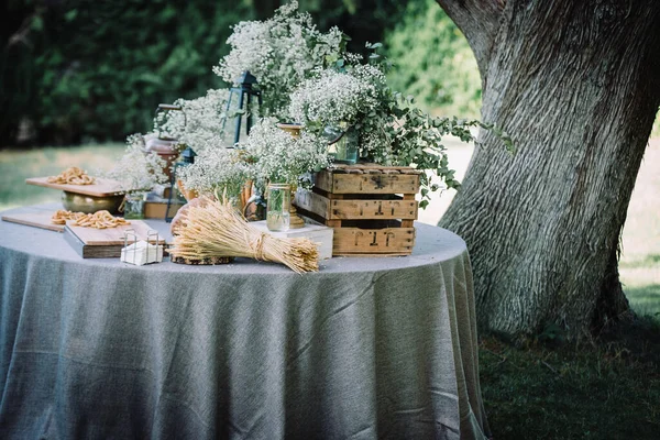 Vintage Stijl Rustieke Houten Tafel Met Bloemen Brood — Stockfoto