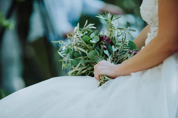 Noiva Segurando Buquê Flores — Fotografia de Stock