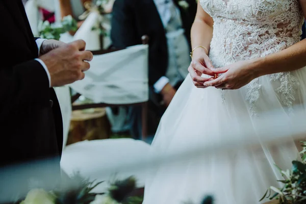Noiva Noivo Colocando Anéis Casamento — Fotografia de Stock