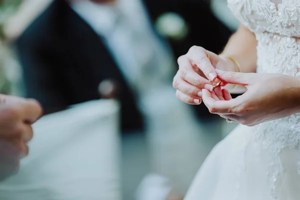 Невеста Жених Надевают Обручальные Кольца — стоковое фото