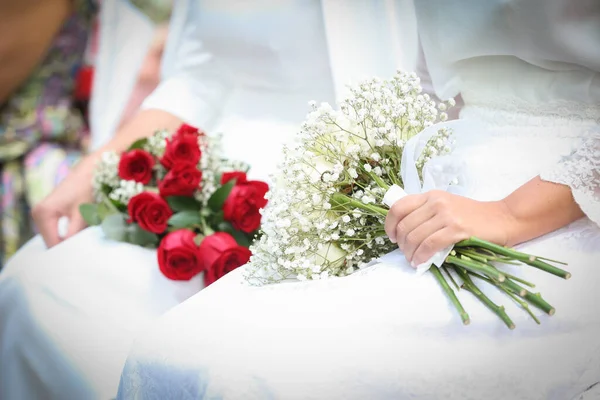 Krásná Nevěsta Svatební Kyticí — Stock fotografie