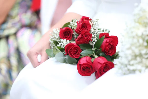 Noiva Segurando Lindo Buquê Casamento Rosas Vermelhas — Fotografia de Stock