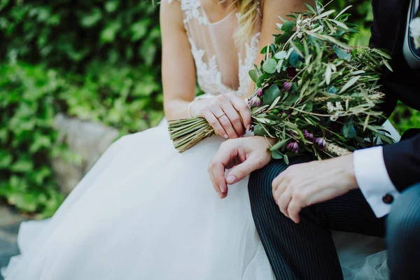 Noiva Noivo Segurando Buquê Floral — Fotografia de Stock