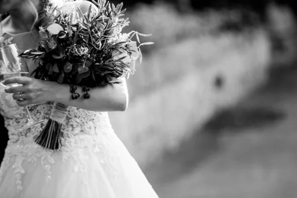 Noiva Segurando Seu Buquê Casamento — Fotografia de Stock