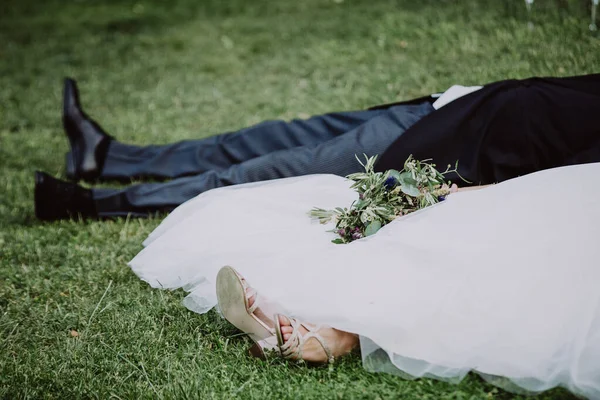 Κοντινό Πλάνο Της Νύφης Και Του Γαμπρού Ξαπλωμένοι Στο Γρασίδι — Φωτογραφία Αρχείου