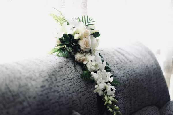 白色背景上的美丽婚礼花束 — 图库照片
