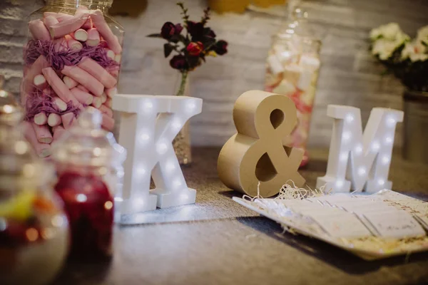 婚礼装饰 字母K和M — 图库照片