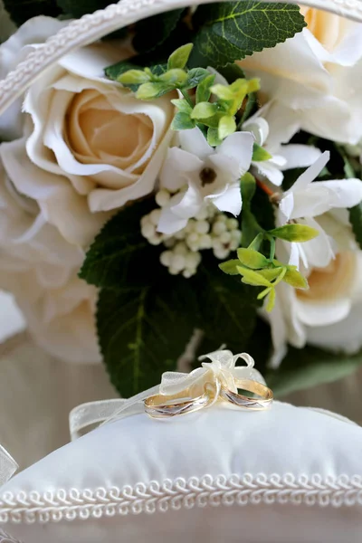 结婚戒指和一束玫瑰 — 图库照片