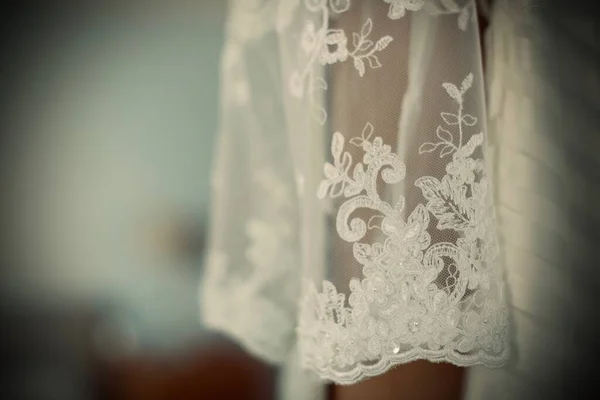 Braut Trägt Weißes Brautkleid Aus Spitze Nahaufnahme — Stockfoto