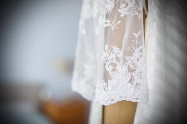 Braut Trägt Weißes Brautkleid Aus Spitze Nahaufnahme — Stockfoto