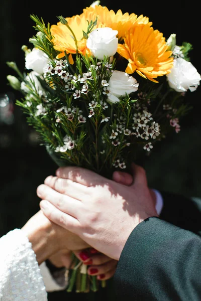 부부들 이손에 꽃다발을 결혼식 꽃다발 — 스톡 사진