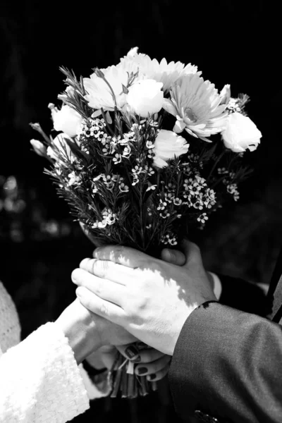 Bröllop Bukett Blommor Händerna Nygifta — Stockfoto