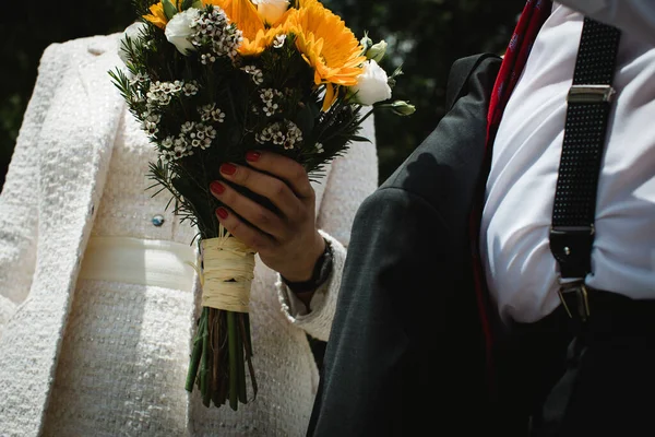 Casal Com Buquê Flores — Fotografia de Stock