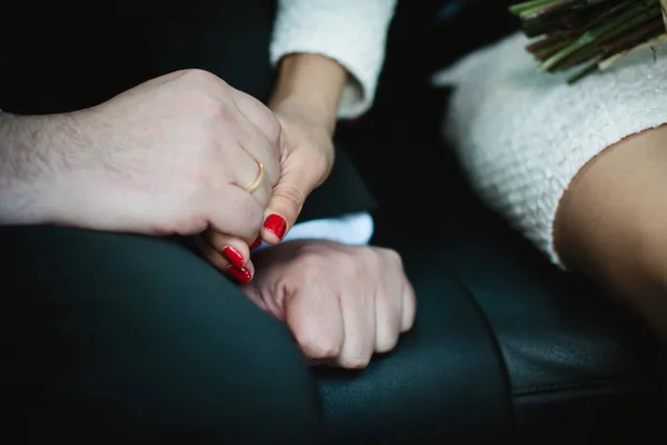 Lyckligt Par Håller Varandra Handen — Stockfoto