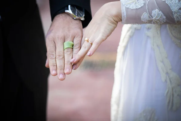Noiva Noivo Mãos Dadas Dia Casamento — Fotografia de Stock