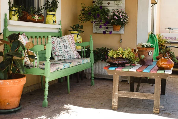 古色古香的绿色长椅 花园里美丽的植物 — 图库照片