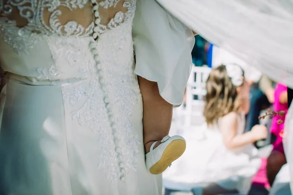 Невеста Свадебном Платье Держа Ребенка — стоковое фото