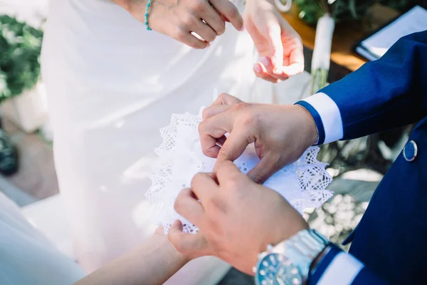 Невеста Жених Берут Обручальные Кольца — стоковое фото