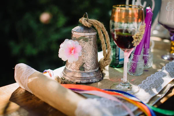 Bruiloft Tafel Zetting Met Zilveren Bel Kaarsen Wijnglas — Stockfoto