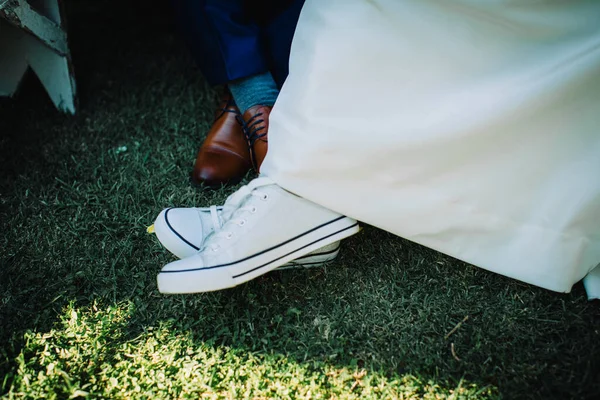 Ноги Жениха Невесты Траве — стоковое фото
