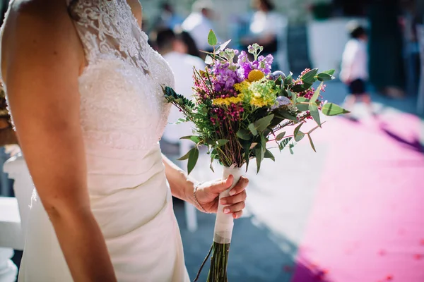 Noiva Com Buquê Casamento Flores — Fotografia de Stock