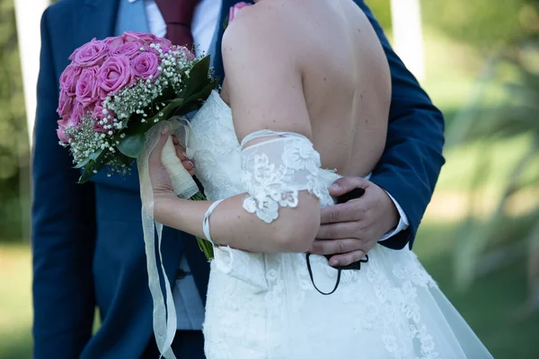 Νύφη Και Γαμπρός Μαζί Νύφη Κρατώντας Μπουκέτο Από Ροζ Λουλούδια — Φωτογραφία Αρχείου