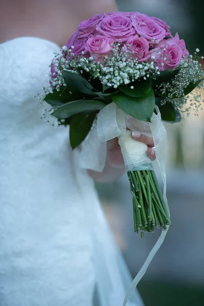 Невеста Красивым Свадебным Букетом Цветов — стоковое фото