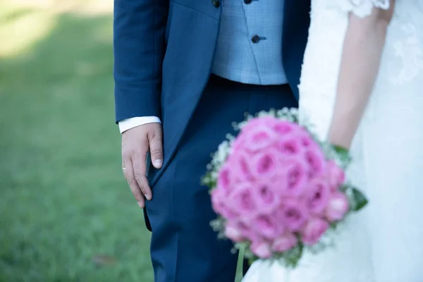 Невеста Жених Вместе Невеста Держит Букет Розовых Цветов — стоковое фото