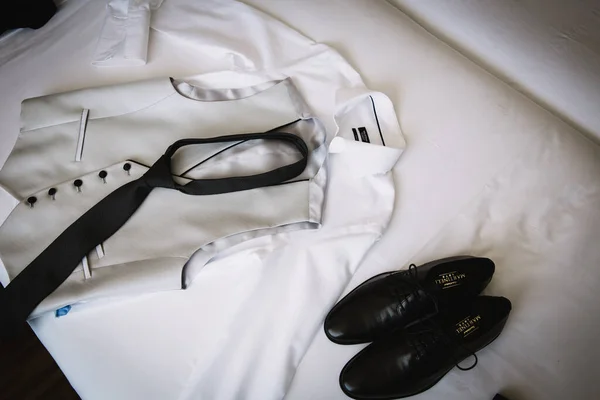 男人穿的黑白婚纱配件 — 图库照片