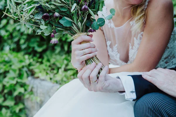 Brud Och Brudgum Som Håller Bröllopsbukett Blommor — Stockfoto