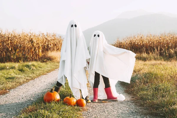 Halloween Kids Holidays Concept Copiii Mici Îmbrăcați Cearșafuri Albe Fantome — Fotografie, imagine de stoc