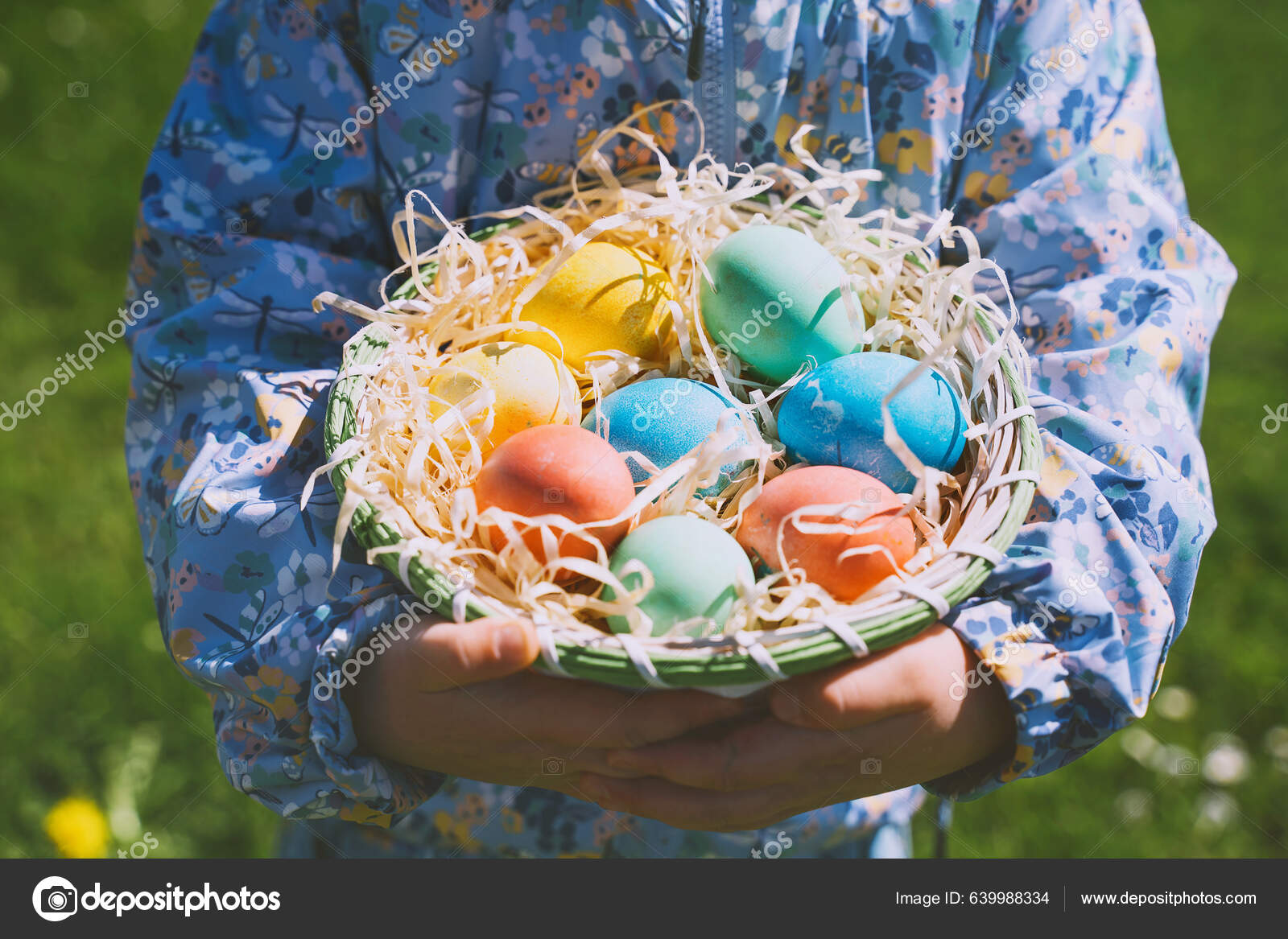 Barevná Velikonoční Vejce Košíku Děti Sbírají Malovaná Vejce Jarním Parku —  Stock Fotografie © NataliaD #639988334