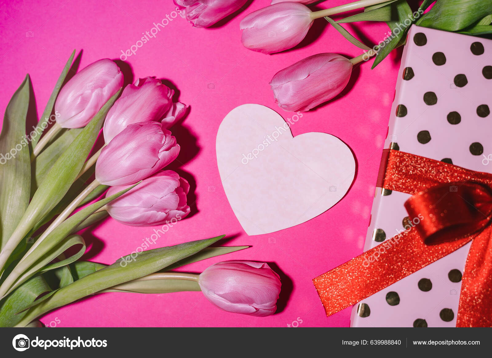 Szerelem Kártya Alakú Szív Között Tavaszi Rózsaszín Tulipán Virágok  Rózsaszín — Stock Fotó © NataliaD #639988840