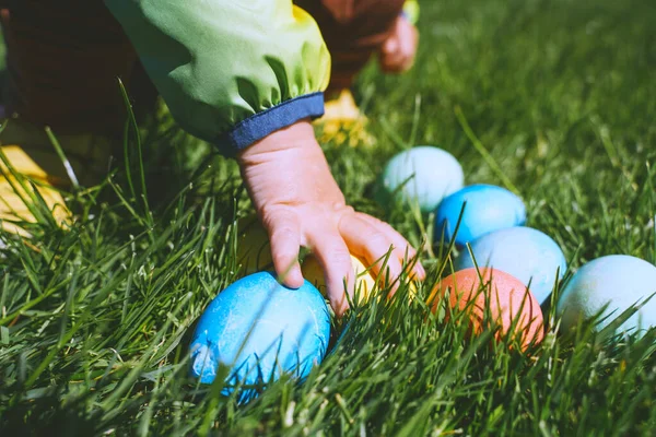 Velikonoční Vajíčka Lovit Pozadí Kopírovacím Prostorem Jarní Zelená Louka Velikonočními — Stock fotografie