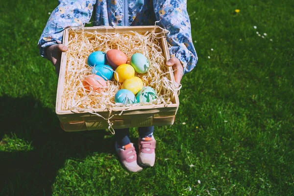 Barevná Velikonoční Vejce Košíku Děti Sbírají Malovaná Vejce Jarním Parku — Stock fotografie