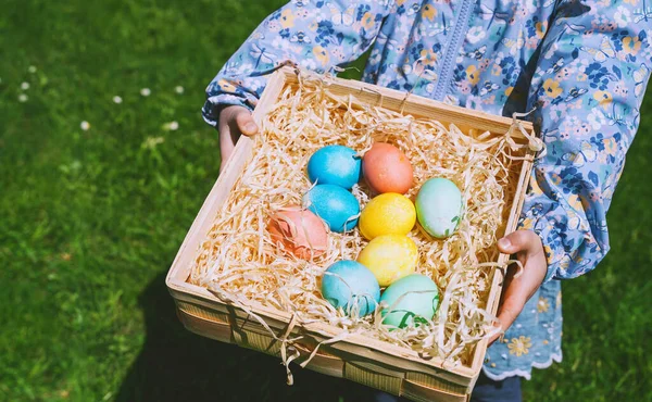 Barevná Velikonoční Vejce Košíku Děti Sbírají Malovaná Vejce Jarním Parku — Stock fotografie