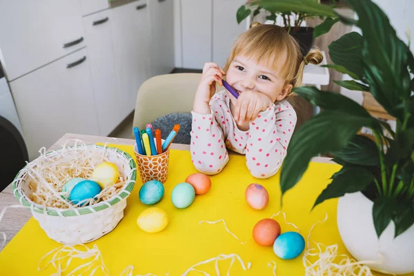 Usmívající Holčička Barevnými Vejci Připravuje Velikonoční Prázdniny Děti Malují Velikonoční — Stock fotografie