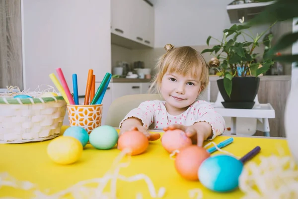 Smiling Little Girl Colorful Eggs Preparing Easter Holiday Kids Painting — 스톡 사진