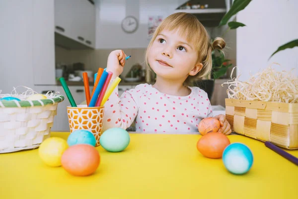 계란을 부활절 휴일을 준비하고 소녀를 아이들은 달걀에 그림을 그리죠 유치원 — 스톡 사진