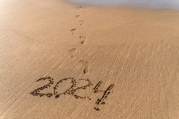 2024 Год Написанный Песком Красивом Пляже Текстурированный Песок Отпечатками Ног — стоковое фото