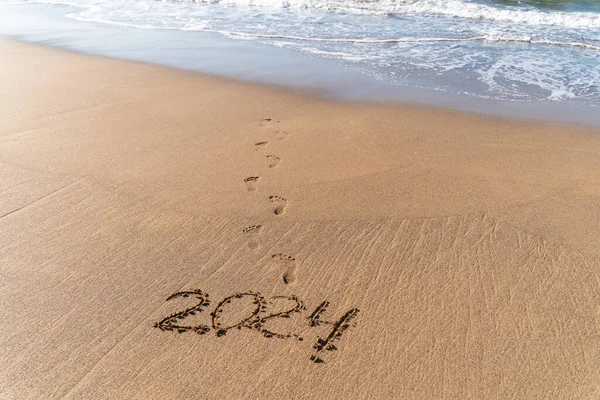 2024 Год Написанный Песком Красивом Пляже Текстурированный Песок Отпечатками Ног — стоковое фото