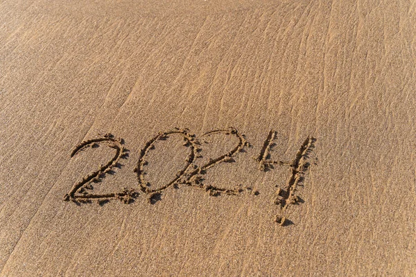 2024 Год Написанный Песком Красивом Пляже Текстурированный Песок Отпечатками Ног Стоковое Изображение