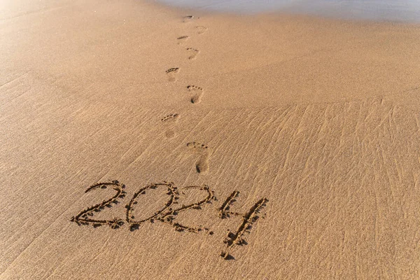 2024 Год Написанный Песком Красивом Пляже Текстурированный Песок Отпечатками Ног Стоковое Изображение