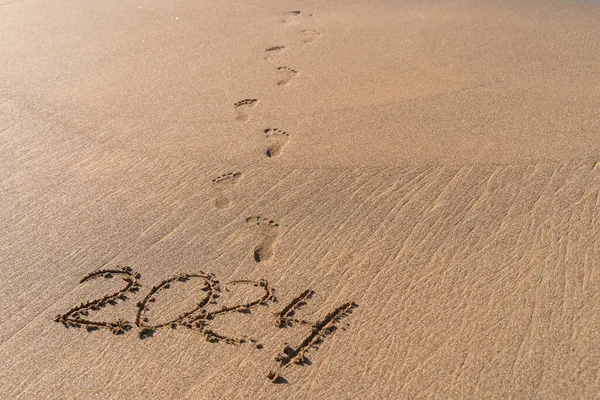 2024 Год Написанный Песком Красивом Пляже Текстурированный Песок Отпечатками Ног Стоковая Картинка