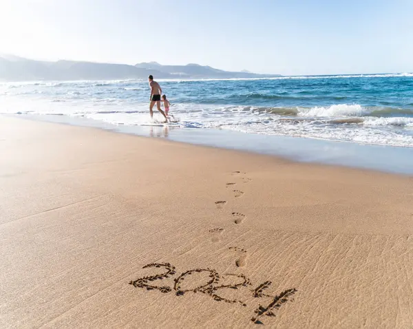 2024 Рука Написана Песком Красивом Пляже Фоне Семьи Бегущей Воде Стоковое Изображение