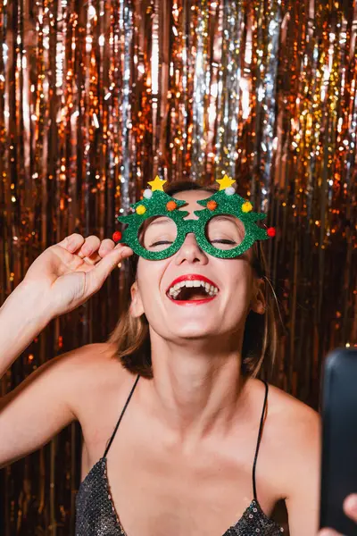 Mujer Feliz Tomando Selfie Teléfono Inteligente Celebrando Año Nuevo Hermosa Fotos de stock libres de derechos