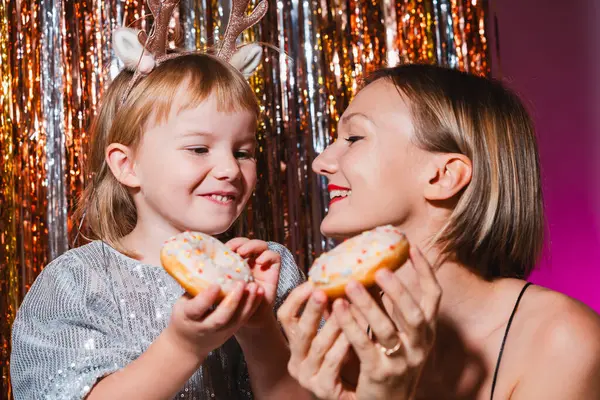 Мама Дочерью Веселятся Поедая Пончики Веселая Семья Едой Фоне Декораций Стоковое Изображение