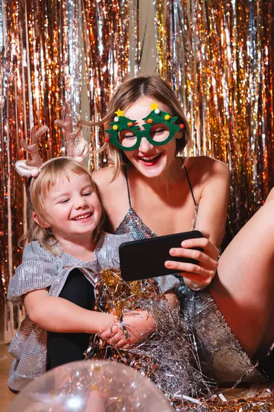 Mulher Sorridente Criança Pequena Tirando Selfie Smartphone Celebrando Ano Novo Fotografia De Stock